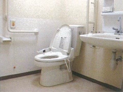 「ちかみ苑」のトイレ。車椅子の取り回しがしやすいよう、広めのトイレになっており移り変わりがしやすい。