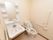 温水洗浄機能付きの洋式トイレと洗面台が設置されている。洗面台の両脇や便器脇の壁には、手すりが設置されている。
