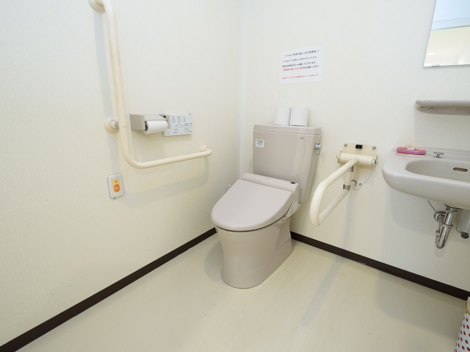 温水洗浄便座付きトイレがあり、壁には呼び出しボタンが設置されている。トイレ周囲には手すりが取りつけられている。