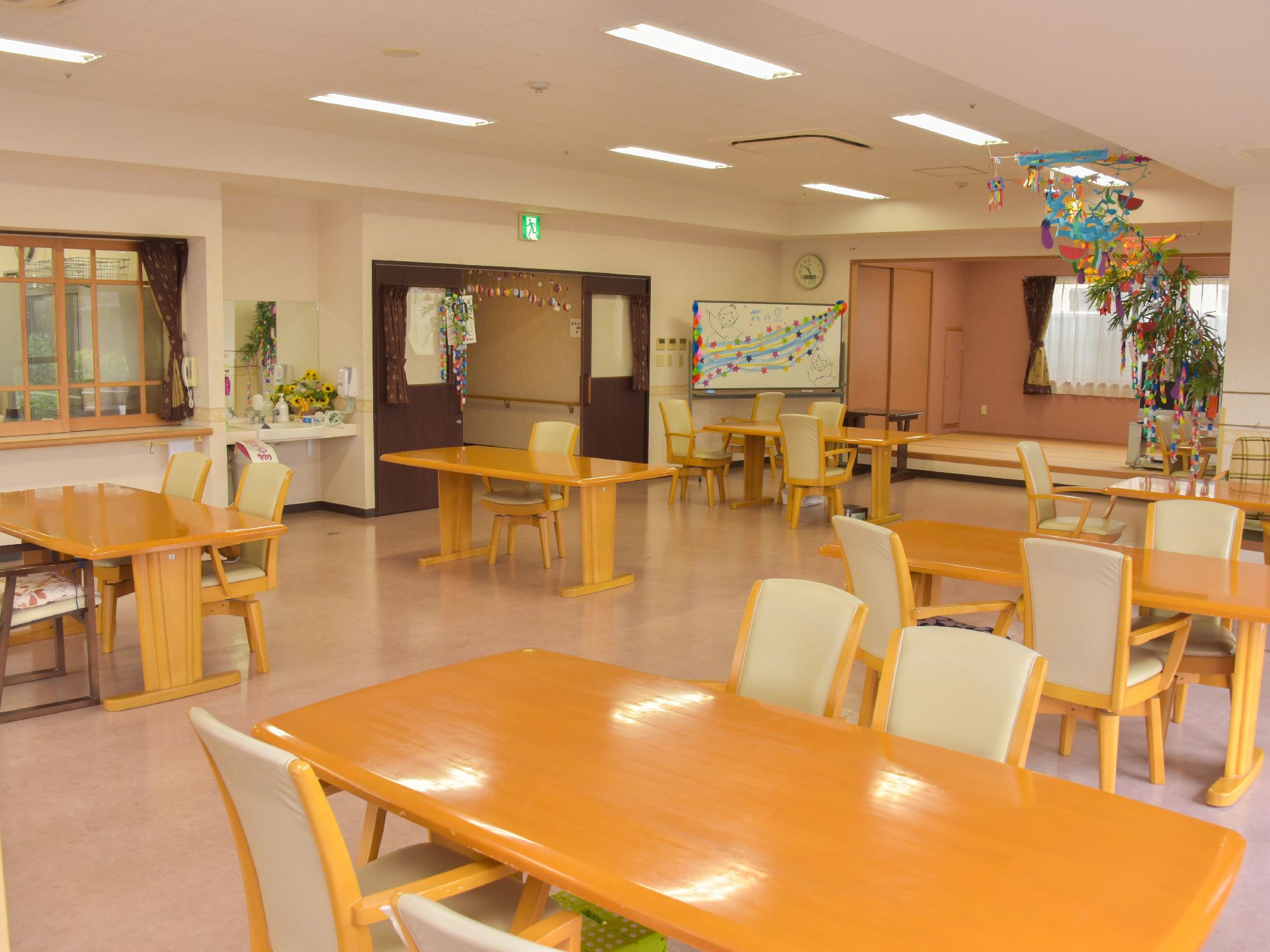 食堂に、七夕祭りの飾りが施されている。笹の葉には、大小の飾りや、輪っかがつけられており、ホワイトボードには織姫と彦星の絵が書かれている。