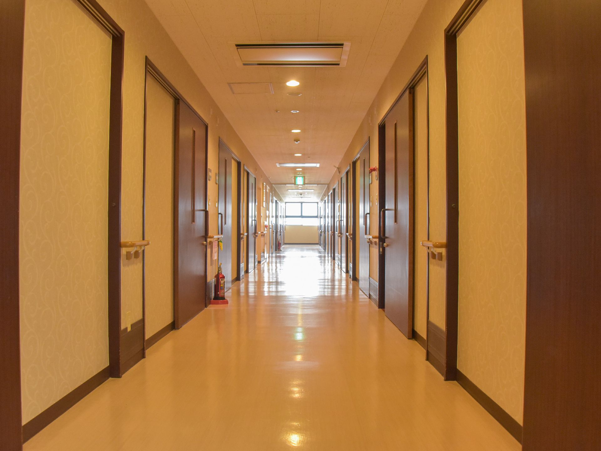 個室への扉が並ぶ長い廊下。また、空調設備がついており、コントロールされた温度の中で快適に過ごすことができる。