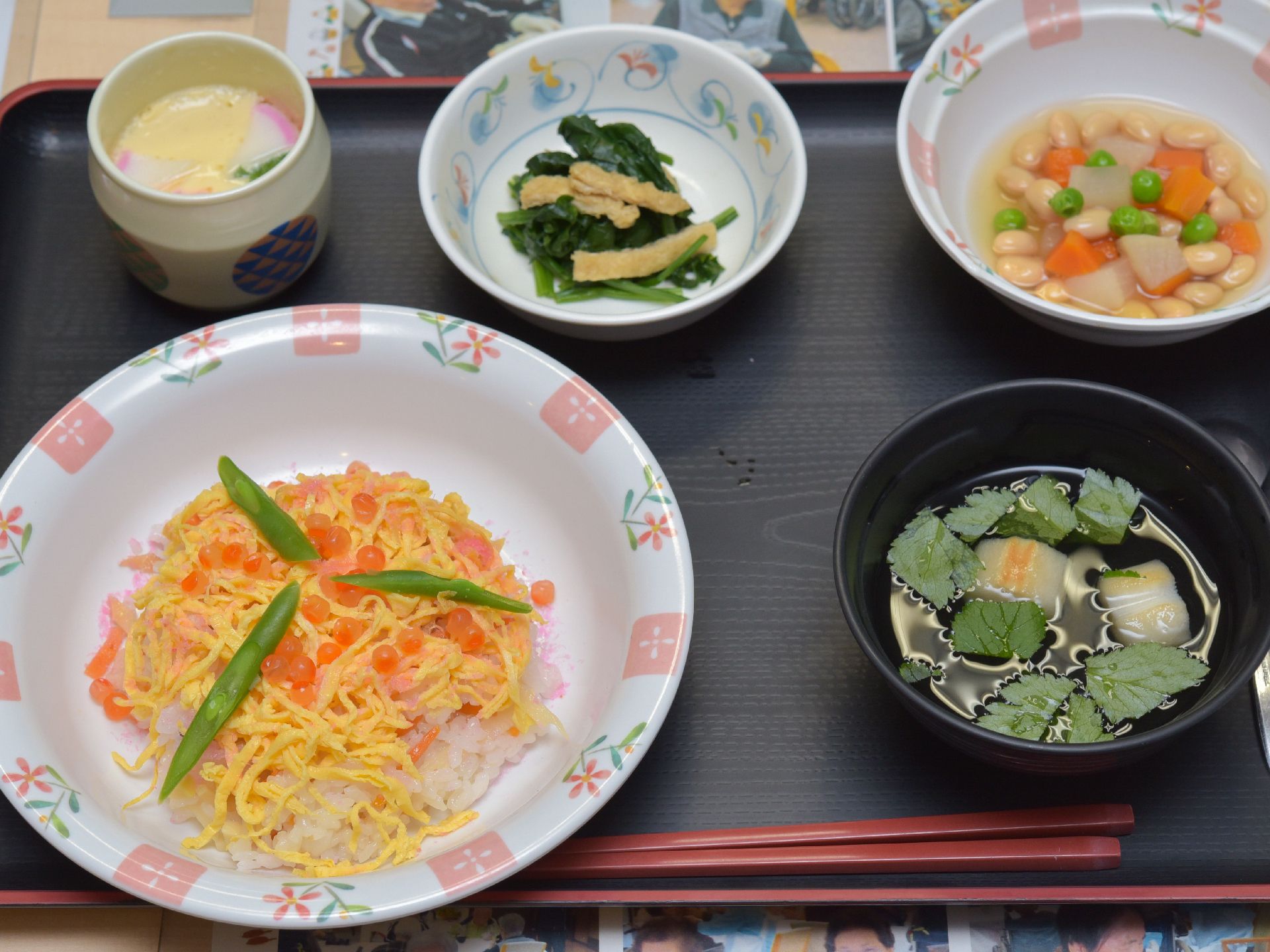 ちらし寿司とお吸い物の外、小鉢が2つに、茶碗蒸しがついており、見た目にも鮮やかな食事。また、黒いお盆を使用することで色が良く映えている。