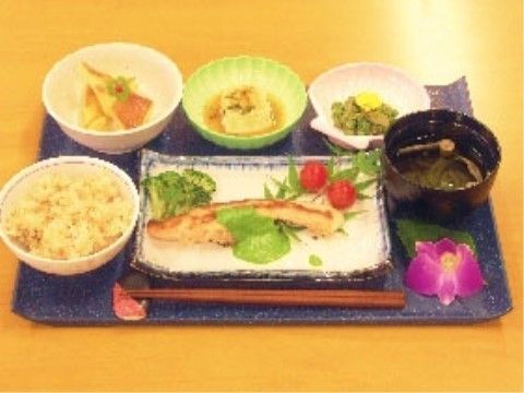 「ケアライフ花の里」のお食事。和食料理を中心に、焼き魚や炊き込みご飯がいただける。