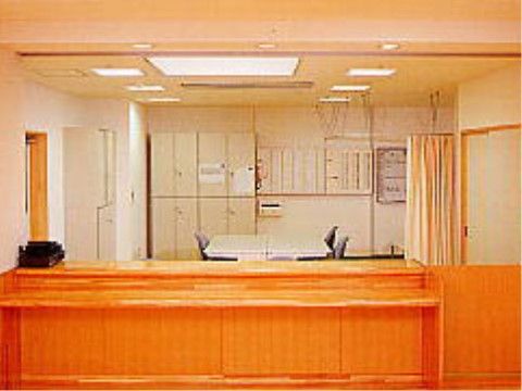 幅広く木目調の受付カウンターを設けたスタッフステーション