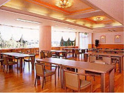 「サン・パレ加瀬」の大食堂。調理スタッフがお作りになった料理を、自由に取れる形をしている。