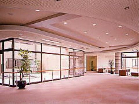 「サン・パレ加瀬」のロビー。広いゆとりを持たせており、移動がしやすく休憩スペースがある。