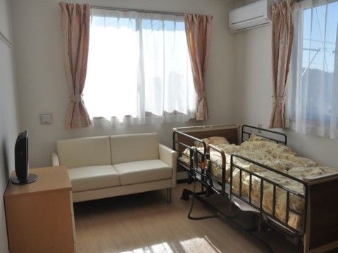 「グランセーロ恵喜」の居室。介護ベッドは転落防止の為に、柵を設けている。