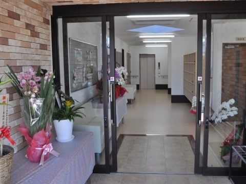 「グランセーロ恵喜」のエントランス。フラットなエントランスで、車椅子の方が出入りしやすいよう形を作っている。