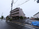 雨の日の静かな住宅街の風景