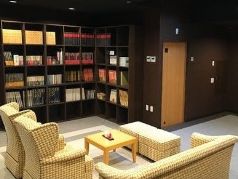 フローラユーアイの図書コーナー。日々の生活の中に読書を楽しむお時間を作っていただけます。