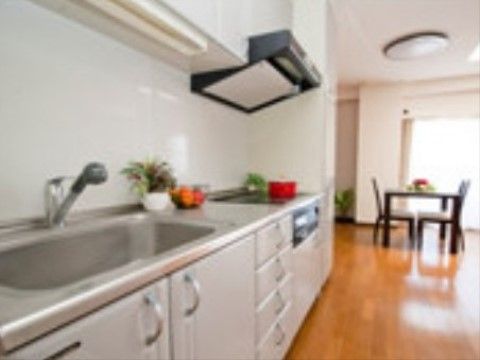 フローラユーアイの居室内キッチン。ご自宅と変わらない日々をお送りいただける居室内環境を整えております。