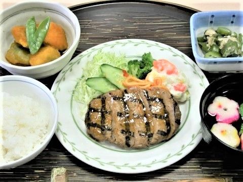 フローラユーアイの食事。栄養バランスの整ったおいしいお食事を毎日出来たてでご提供しております。