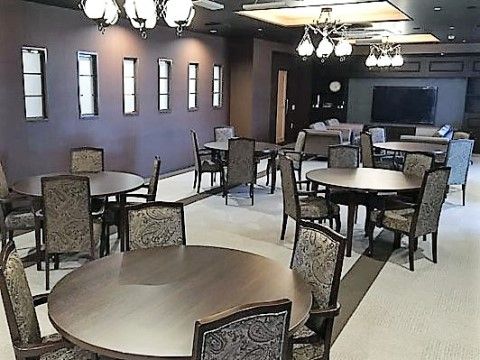 フローラユーアイの食堂。日々多くの入居者様で大いに賑わっての、楽しいお食事風景となっております。