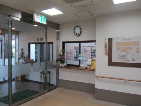 フローラユーアイのエントランス。毎日24時間スタッフが館内への出入りを監視しておりますので安心してお過ごしいただけます。