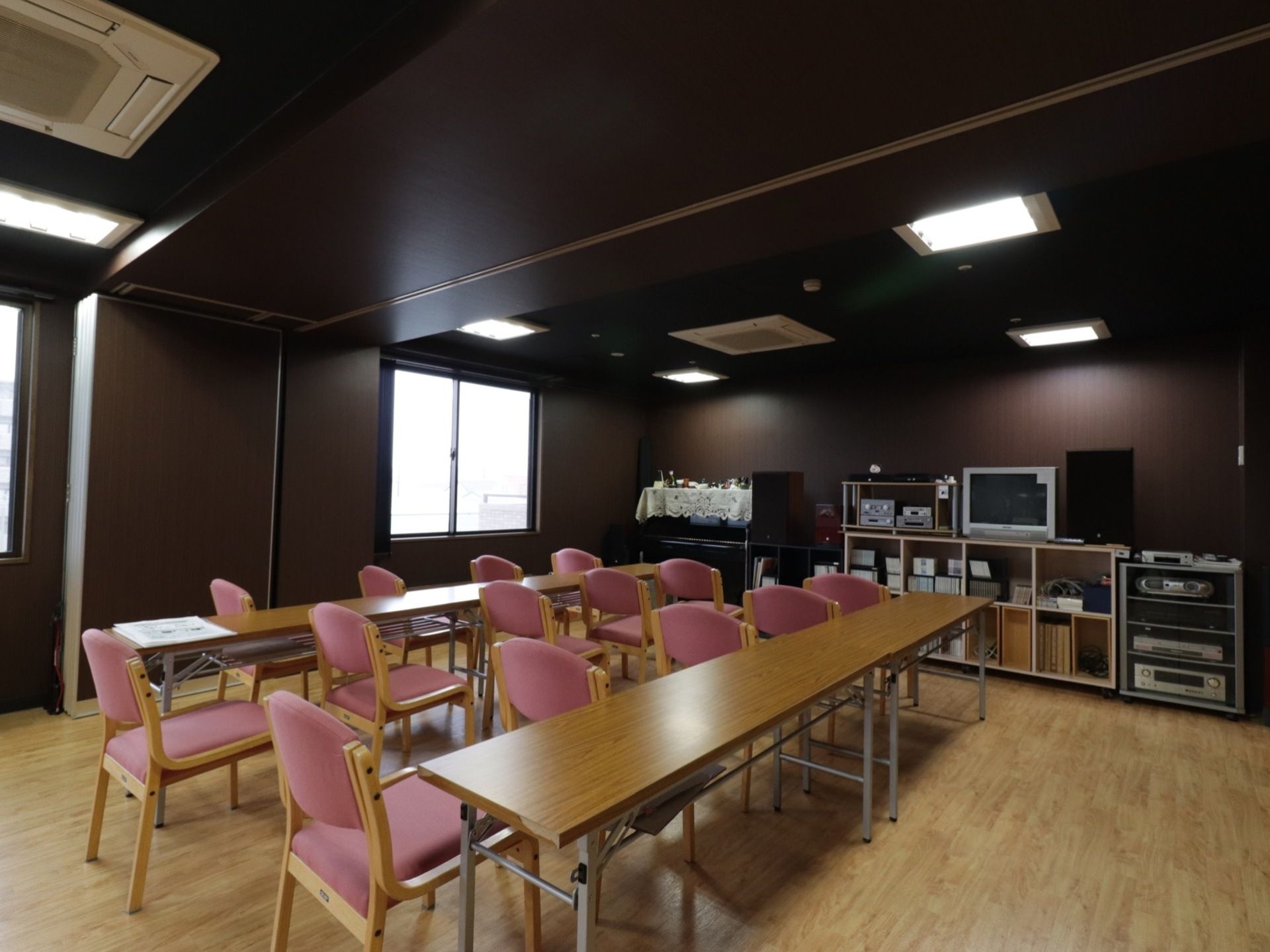 ピアノやCD、音響機器が揃っている部屋である。音楽を聴いたり、歌ったりとどちらにも使える部屋である。