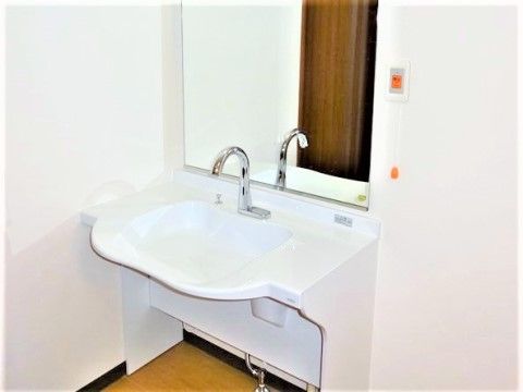 ここさいむら青葉の洗面台。車いすでのご使用を前提に館内を設計していますので、毎日を快適にお過ごしいただけます。