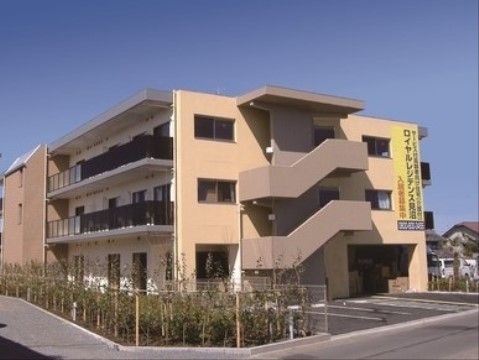 「ロイヤルレジデンス見沼」外観。大きな駐車場を完備しておりますので、お車でのご来訪が出来ます。