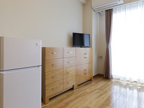 「ロイヤルレジデンス見沼」居室。生活に必要な家具は揃っていますので、すぐに生活が可能です。