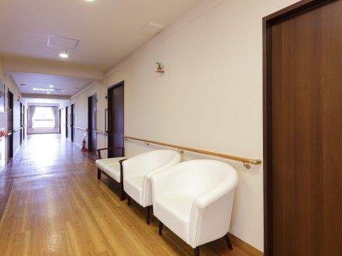 「ロイヤルレジデンス見沼」休憩スペース。明るく見通しの良い廊下では夜間お一人でのご通行も安心して行えます。