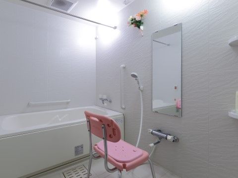 「ロイヤルレジデンス見沼」浴室。手すりやナースコール付きの安全設計のため、お一人さでも入浴可です。