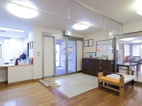 「ロイヤルレジデンス見沼」事務室。オートロックセキュリティーにて施設の出入りを完備しております。