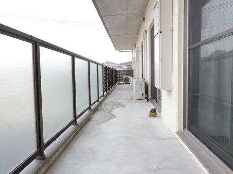 「ロイヤルレジデンス見沼」居室ベランダ。転落防止のため、手摺壁は高く設計されております。安心してご使用いただけます。