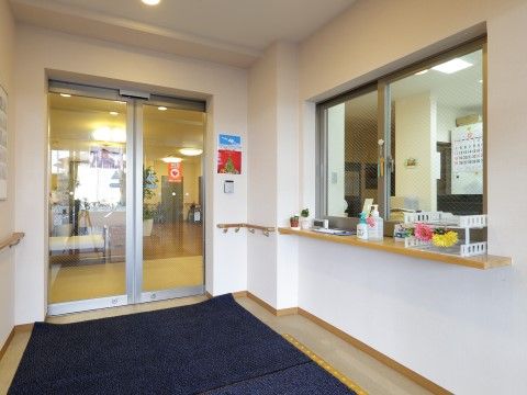 「ロイヤルレジデンス見沼」正面エントランス。駐車場から入口まで、スムーズに入れるように段差を極力省いた安全設計にしてあります。