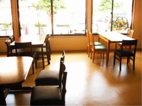 ライフガーデン御幸のダイニング。日々多くの入居者様で大いに賑わっての、楽しいお食事風景となっております。