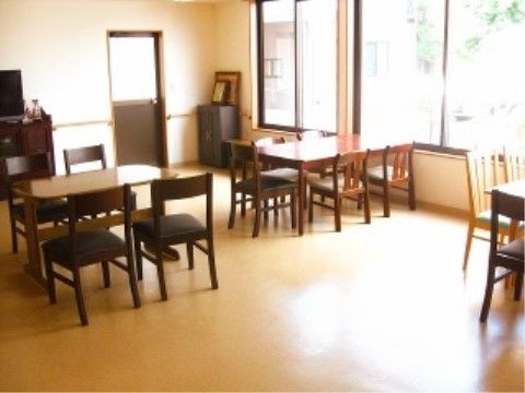 ライフガーデン御幸の食堂。車いすでのご利用が楽に行えるテーブルセットや広い通路幅を確保しております。