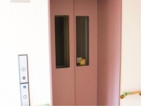 ライフガーデン御幸のエレベーター。車いすでも楽にご利用していただける大きなエレベーターがございます。