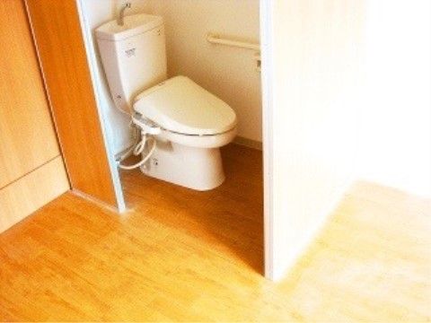 ライフガーデン御幸の居室トイレ。居室内に設けられた個人専用のトイレとなっております。