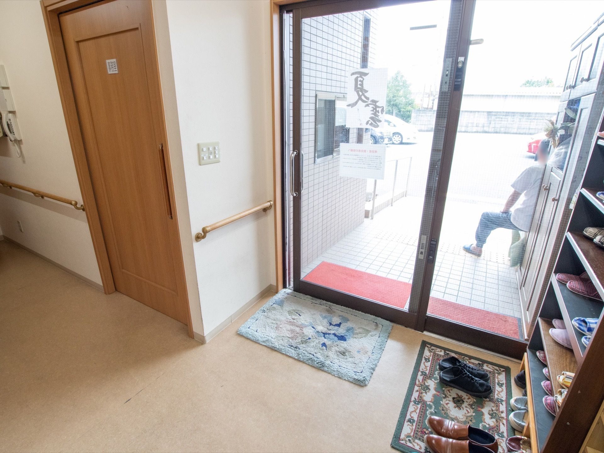 入口に下駄箱を設置し、出入り口の整頓を心がけ、避難経路の確保に努めている。入口の引き戸は、車椅子でも自由に出入りできる。