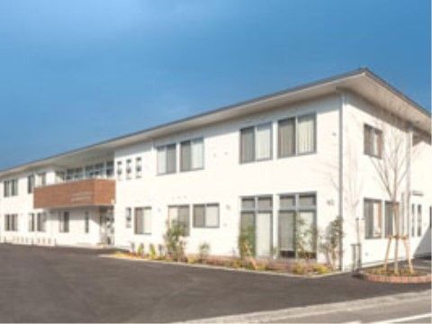 花雲しあわせの外観。大きな駐車場を完備しているので、ご来訪の際はお車でのお越しができます。