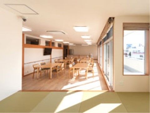 花雲しあわせのダイニング。日々多くの入居者様が大いに賑わっての、楽しいお食事風景となっております。