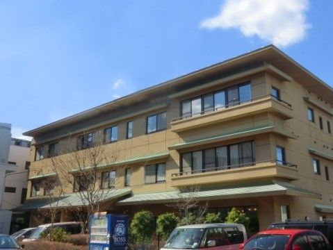 グループホーム水草の外観。茶色のおしゃれな外観が安心感を与える落ち着いた施設外観となっております、。