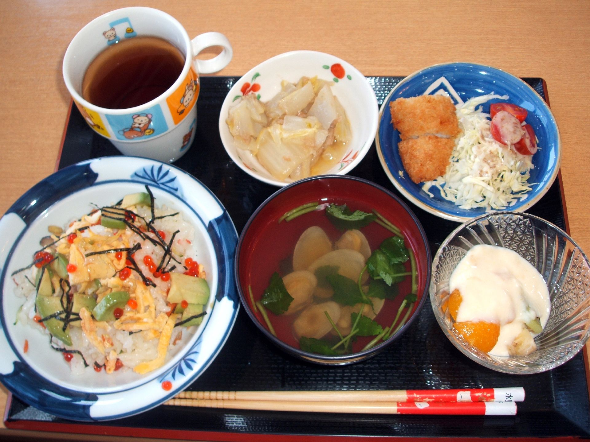 いくら、きぬさや、刻みのりなどがかかったちらし寿司がお盆の上に乗っている。マグカップにお茶が入っている。