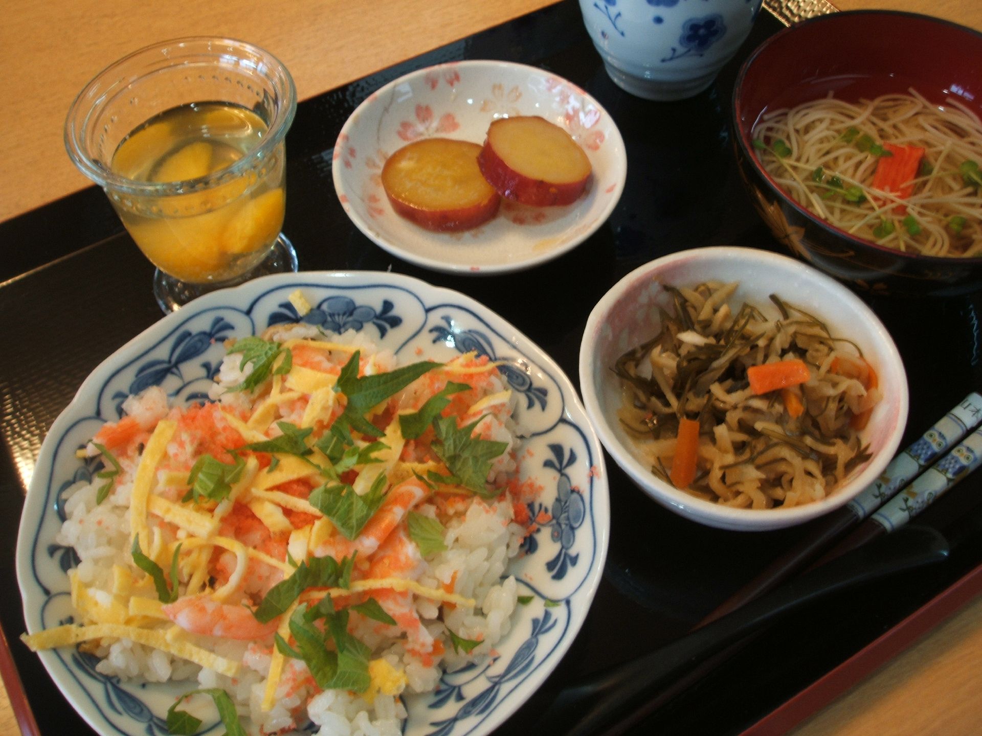 食事は見た目もきれいなちらし寿司が今日のメインである。小鉢に野菜がもりつけてあるほか、湯飲み茶わんがお盆の上に乗っている。