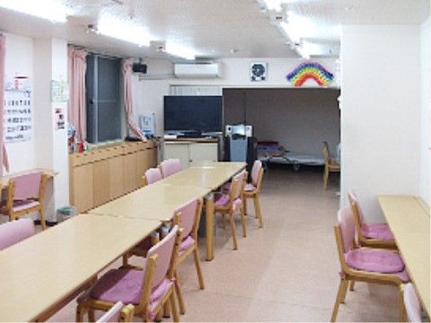 ウェルネス笹野のリビング。日々沢山の入居者様で賑わった、楽しいお食事風景となっております。