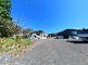 広々とした駐車場と建物