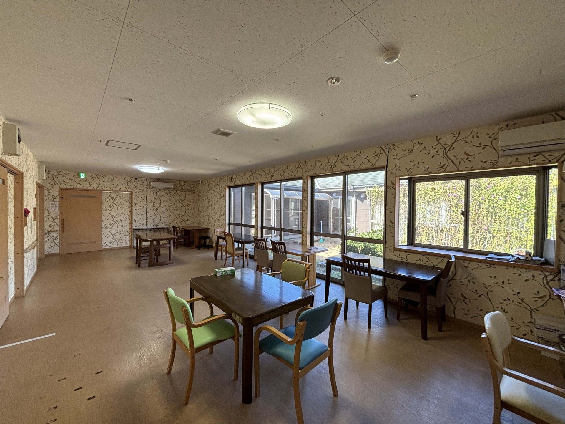 窓際の明るい共有スペース