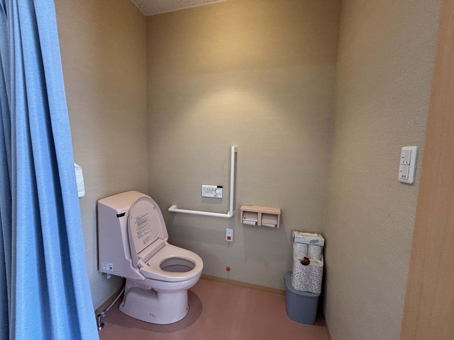 手すり付きのトイレ