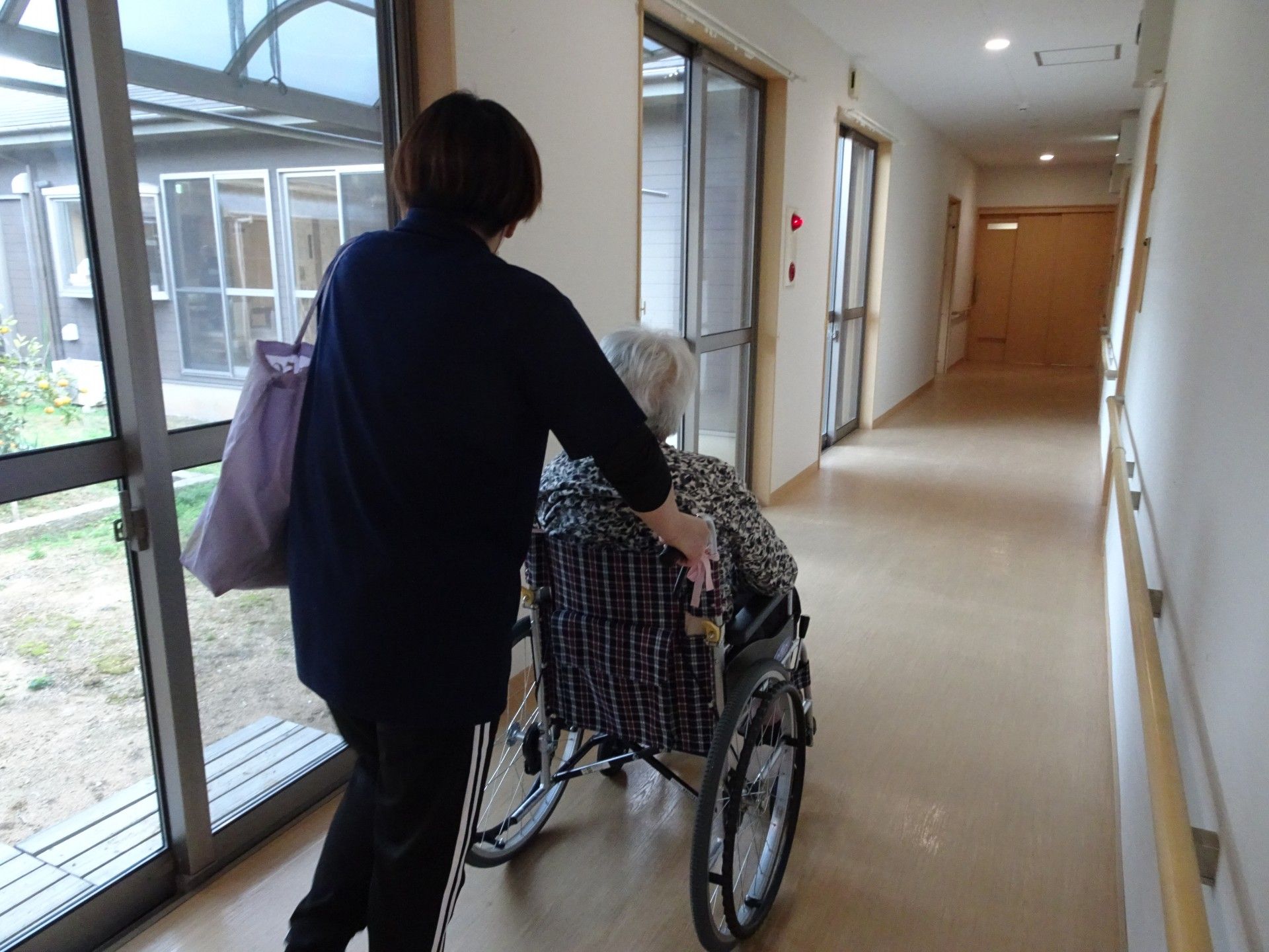 廊下を進む車椅子の方