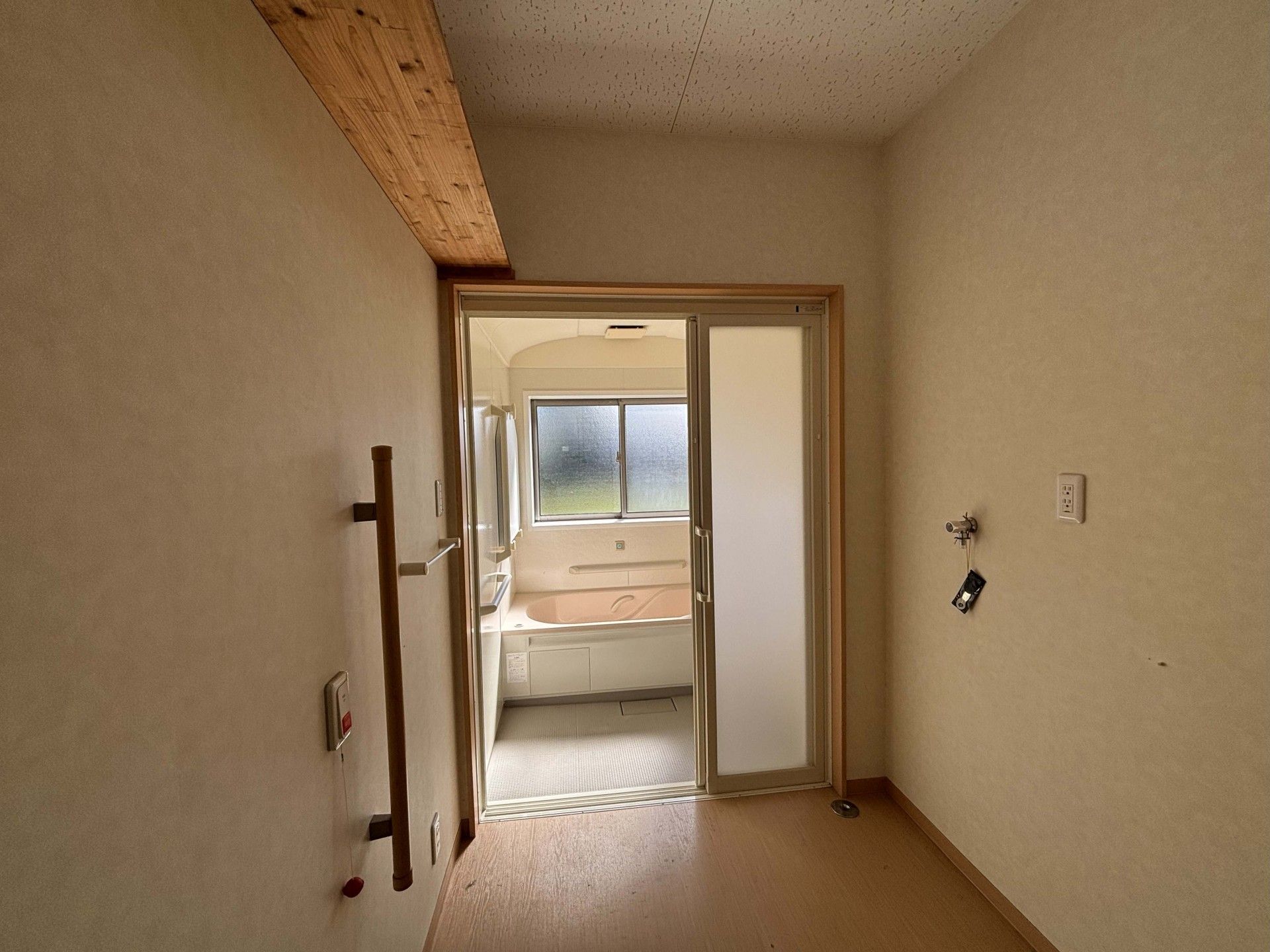 明るい浴室の入口