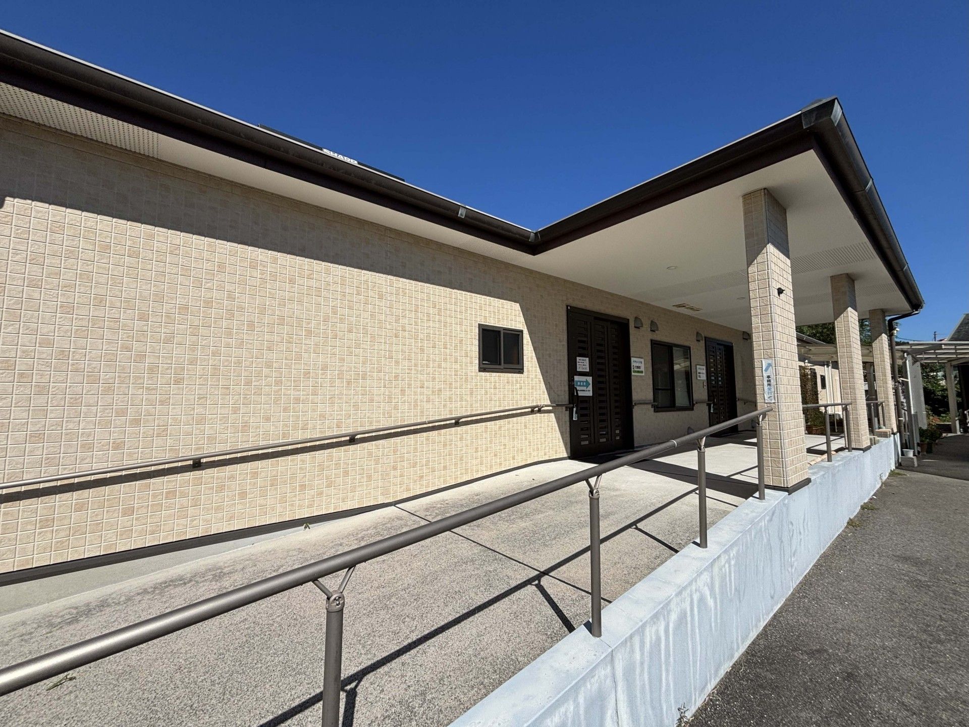 スロープ付きの建物入口