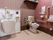 洋式トイレがあり、手すりが左右についている。壁には気分が悪くなった時に職員を呼ぶことができるブザーがある。洗面台がある。