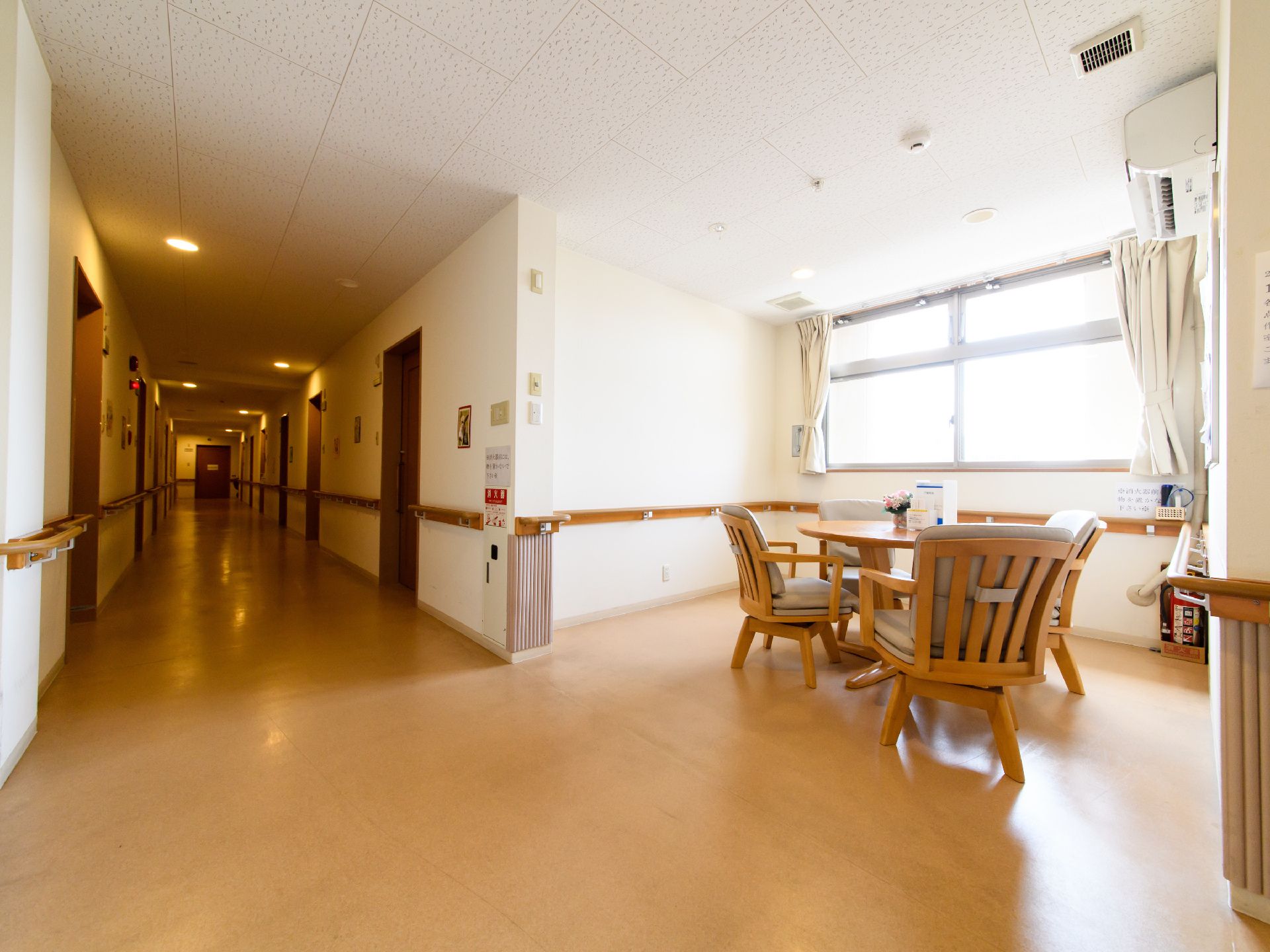左側には廊下があり、右側には休憩スペースがある。それらの間の壁には消火器が収められている。周囲の壁には手すりが付いている。