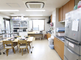 明るく広々とした介護施設の共有スペース