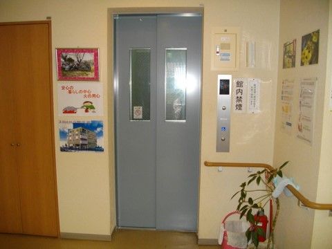 「さくらんぼ大蓮」のエレベーターホール。車椅子がホールで待機をしていても、その後ろを通れるスペースを確保している。