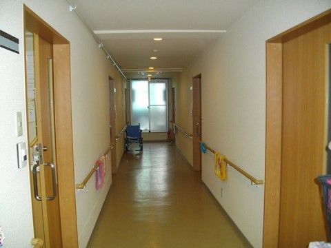 「さくらんぼ大蓮」の廊下。床にはフラットな面を、障害物を置かずに移動しやすい廊下を用意。