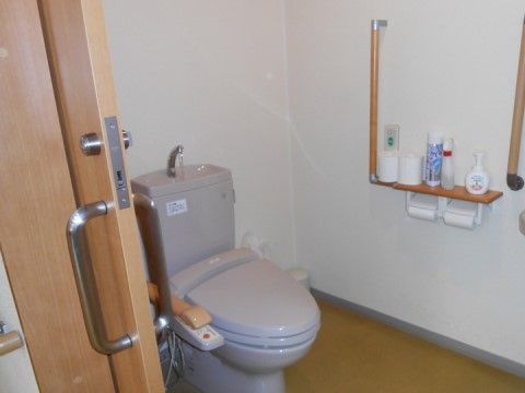 「さくらんぼ大蓮」の共用トイレ。幅広い方に対応したトイレを完備している。